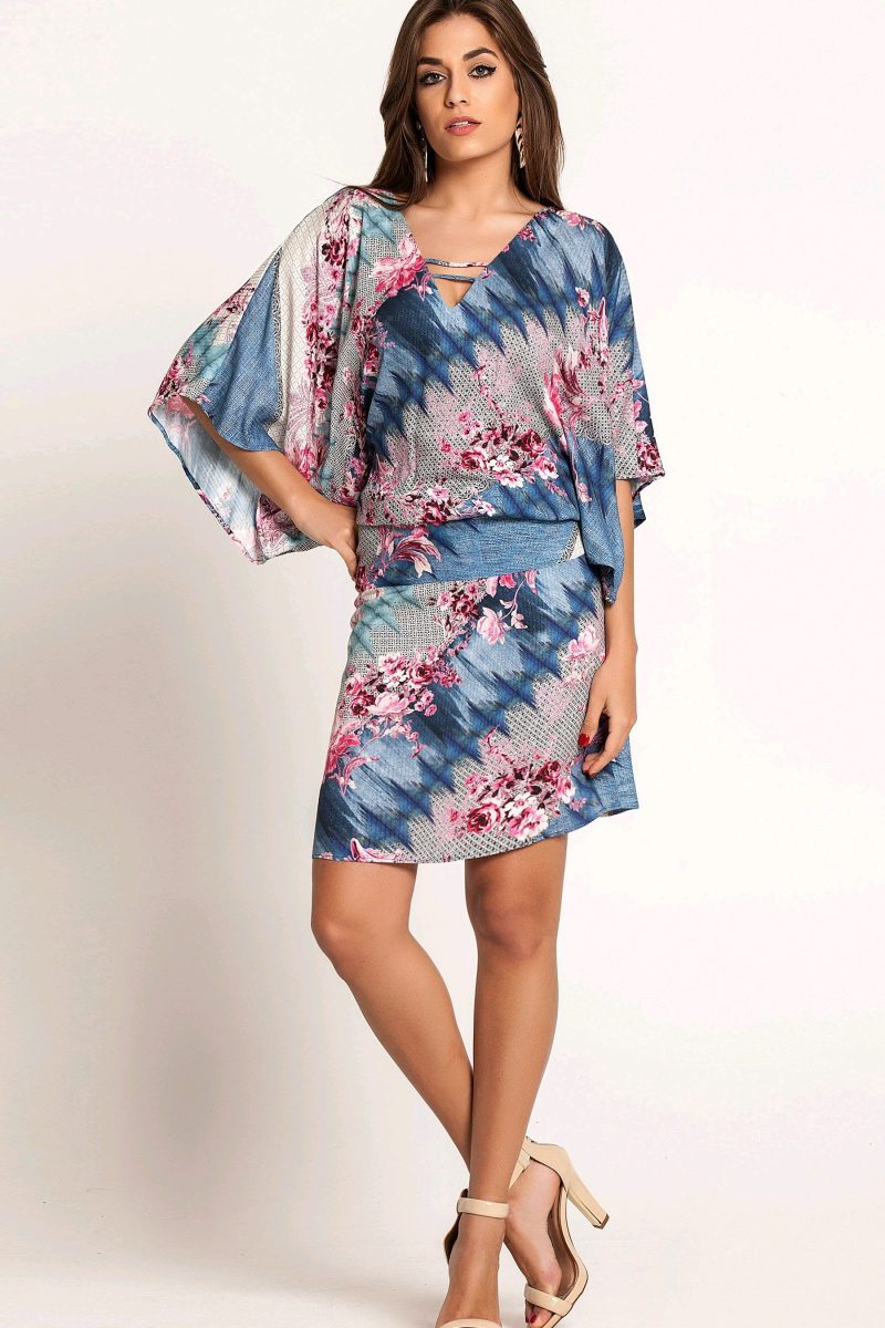 Vestido Curto Floral Azul Com Mangas Amplas
