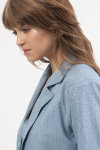 15209511956_blazer_alongado_manga_longa_com_abotoamento_frontal_em_denim_maquinetado_com_aplicacoes_de_stras.png
