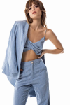 15209511956_blazer_alongado_manga_longa_com_abotoamento_frontal_em_denim_maquinetado_com_aplicacoes_de_stras.png
