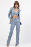 15209511956_blazer_alongado_manga_longa_com_abotoamento_frontal_em_denim_maquinetado_com_aplicacoes_de_stras.png