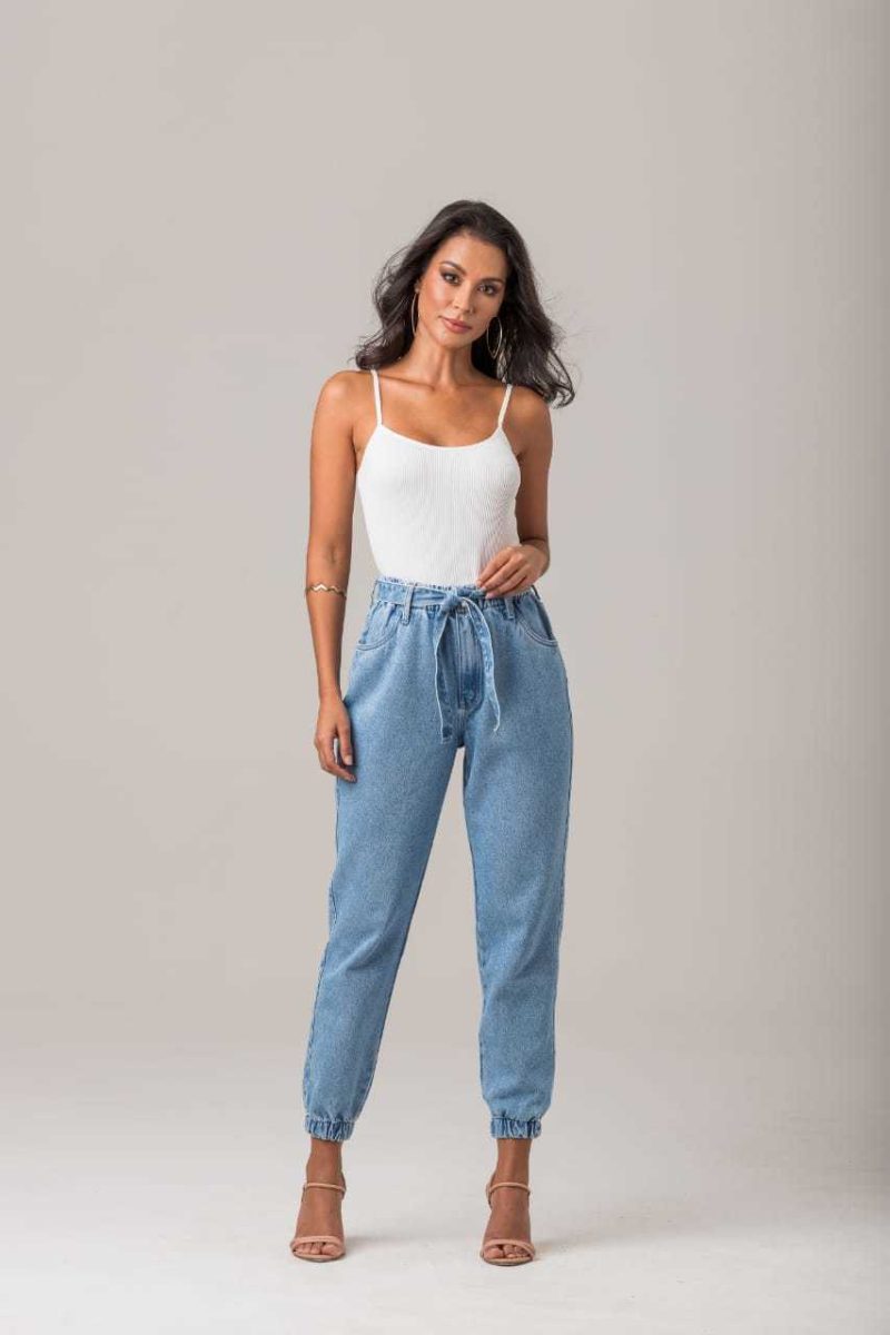 Calça Jeans Jogger com Bolsos Funcionais