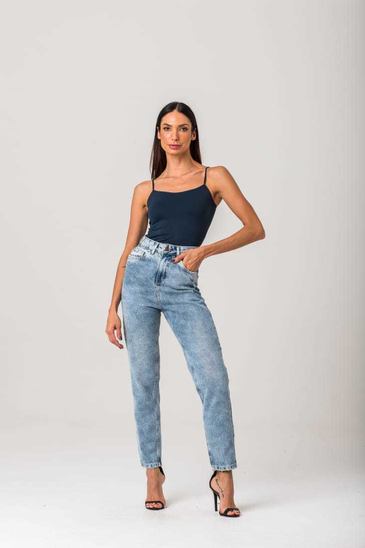 Calça Jeans Mom Cintura Alta Com Bolsos