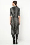 15246593003_saia_midi_justa_em_malha_jacquard_com_padronagem_xadrez-allure-vestimenta202.webp