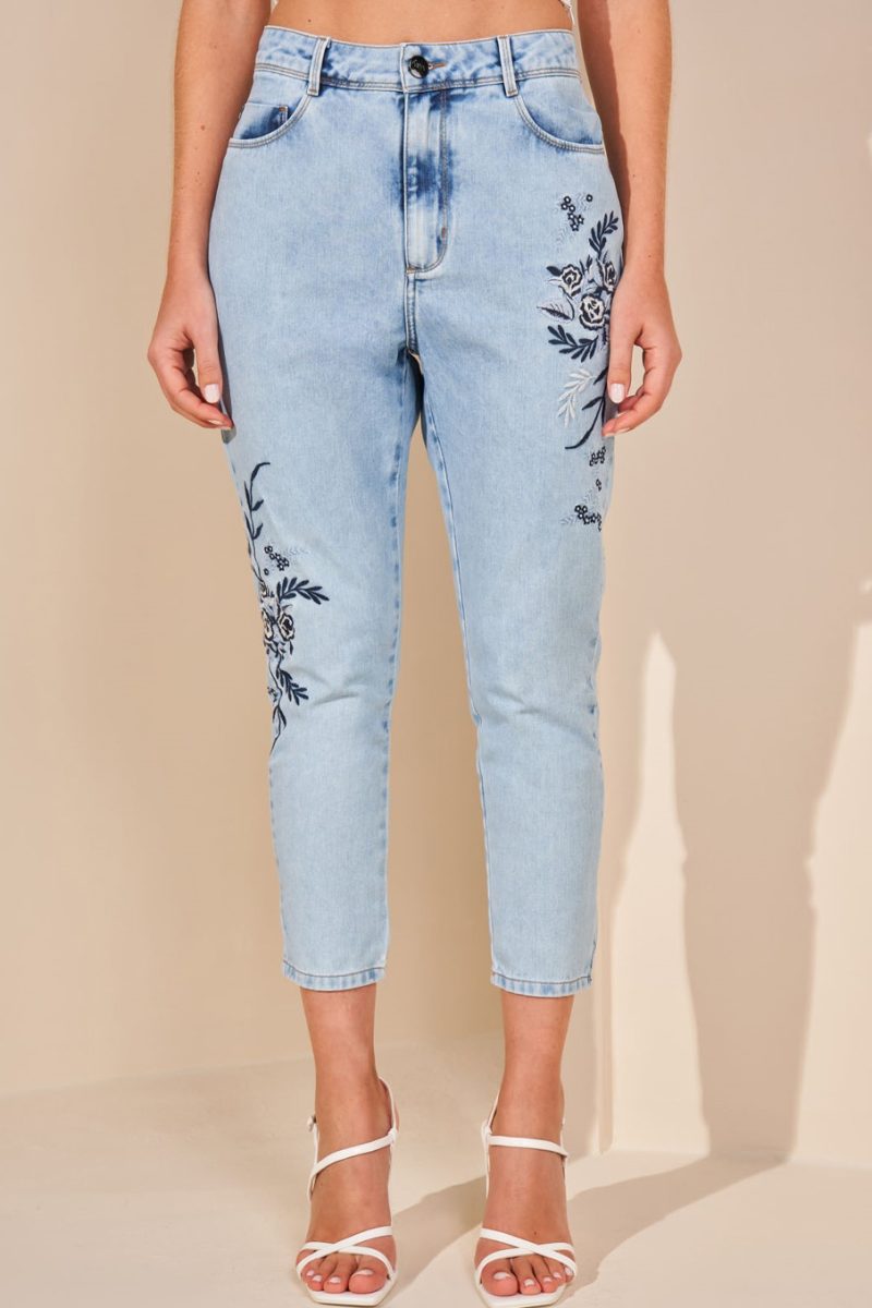 Calça Mom Fit Com Bordados Jeans
